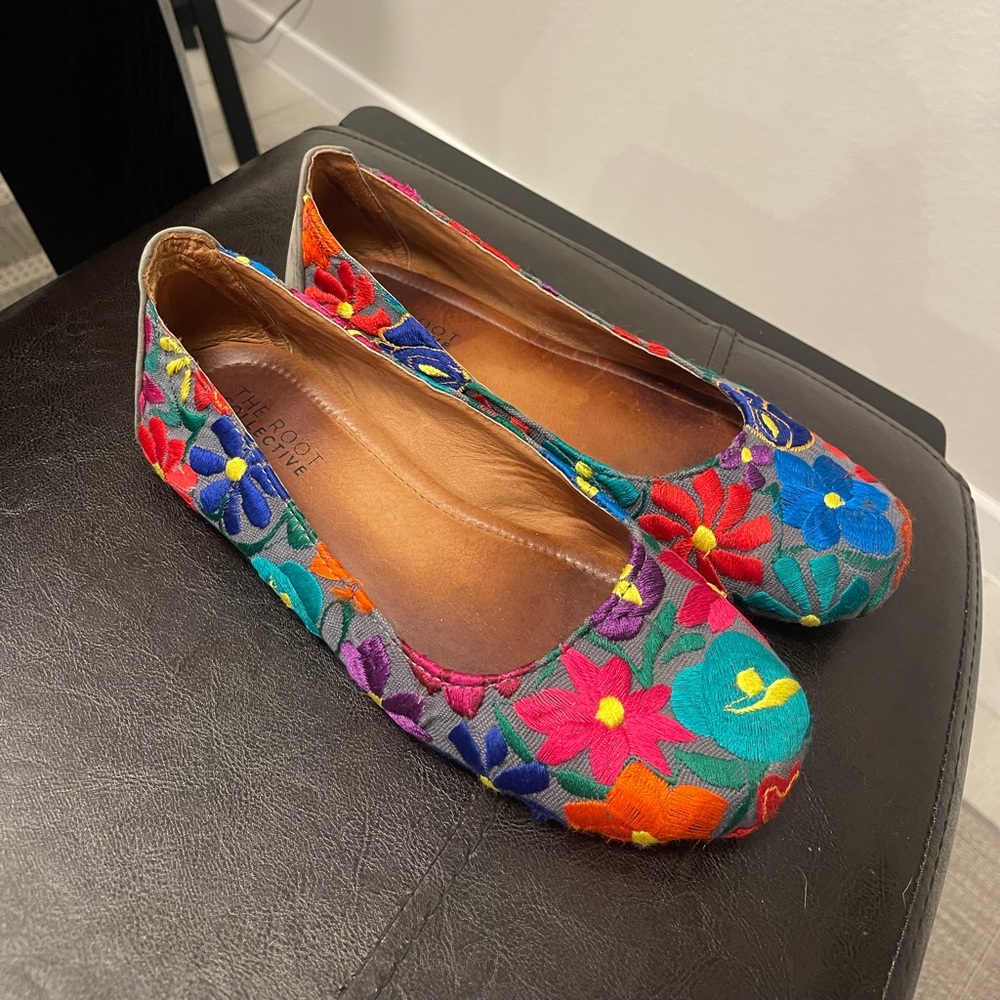 The Root Collective Gaby Floral Embroidered Flat size 9